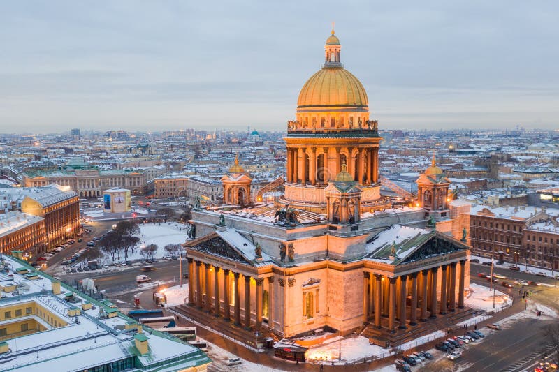 ST PETERSBURG, RUSLAND - MAART, 2019: St Isaac de kathedraal in Heilige Petersburg, Rusland, is binnen de grootste christelijke o stock afbeelding ST PETERSBURG, RUSLAND - MAART, 2019: St Isaac de kathedraal in Heilige Petersburg, Rusland, is binnen de grootste christelijke o stock afbeelding