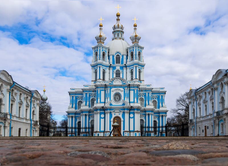 St. Petersburg, Rusland, 2019-04-13: Smolnykathedraal stock foto's St. Petersburg, Rusland, 2019-04-13: Smolnykathedraal stock foto's