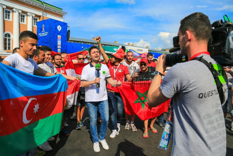 St Petersburg, Russia - 18 giugno 2018: Tifosi d'intervista del giornalista del Marocco, dell'Egitto e dell'Azerbaigian fotografia stock St Petersburg, Russia - 18 giugno 2018: Tifosi d'intervista del giornalista del Marocco, dell'Egitto e dell'Azerbaigian fotografia stock