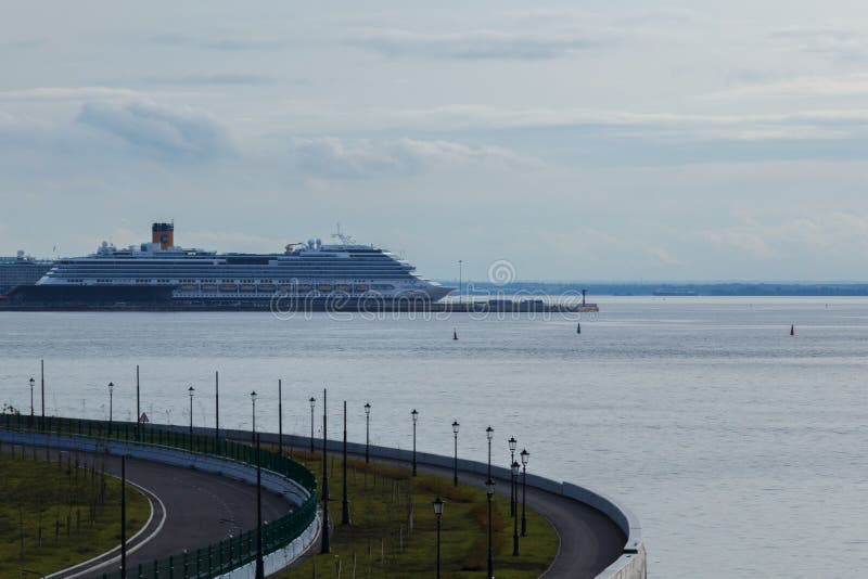 St Petersburg, Russie - août 2018 : Vue du bateau de croisière dans le port images stock St Petersburg, Russie - août 2018 : Vue du bateau de croisière dans le port images stock