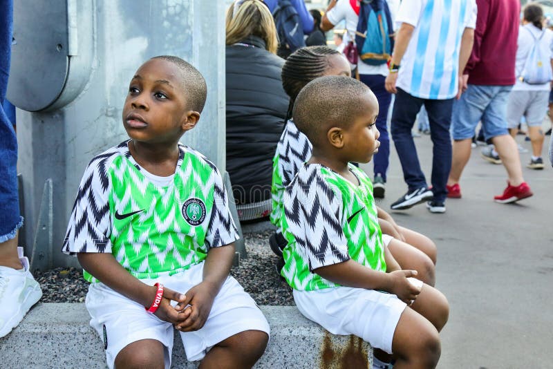 St Petersburg, Russie - 26 juin 2018 : Jeunes fans d'équipe de football de ressortissant du Nigéria photo libre de droits St Petersburg, Russie - 26 juin 2018 : Jeunes fans d'équipe de football de ressortissant du Nigéria photo libre de droits