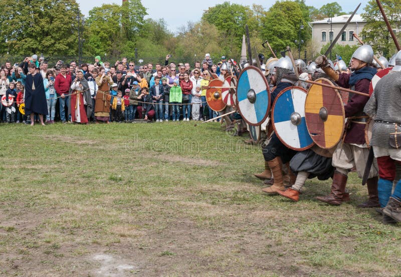 St Petersburg, Russie - 27 mai 2017 : Bataille démonstrative chez Viking Festival à St Petersburg, Russie photos libres de droits St Petersburg, Russie - 27 mai 2017 : Bataille démonstrative chez Viking Festival à St Petersburg, Russie photos libres de droits