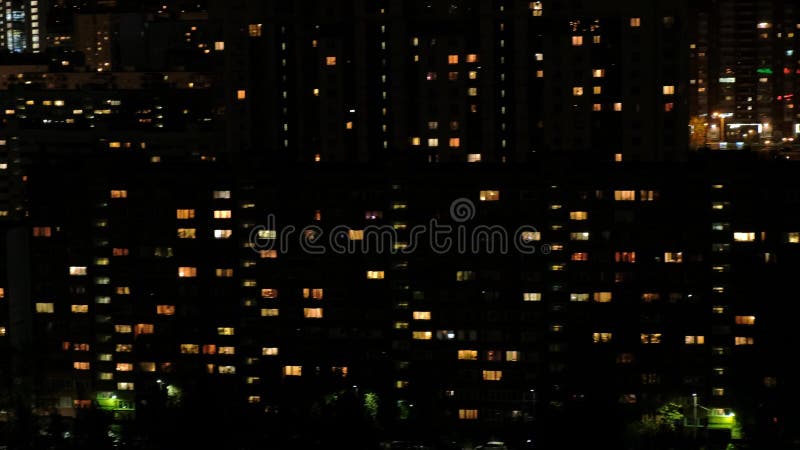 St Petersburg, Russie - 11 mai 2019 : Vue des maisons à plusiers étages de nuit Un bon nombre de lumières dans les fenêtres clips vidéos