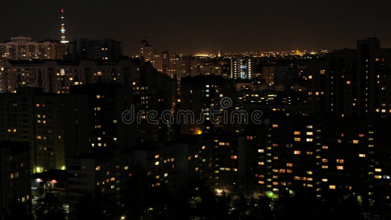 St Petersburg, Russie - 11 mai 2019 : Vue des maisons à plusiers étages de nuit Un bon nombre de lumières dans les fenêtres banque de vidéos