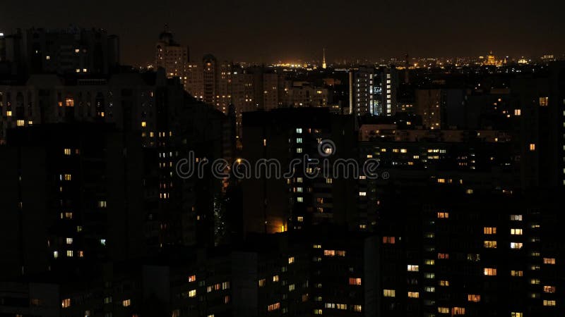 St Petersburg, Russie - 11 mai 2019 : Vue des maisons à plusiers étages de nuit Un bon nombre de lumières dans les fenêtres banque de vidéos