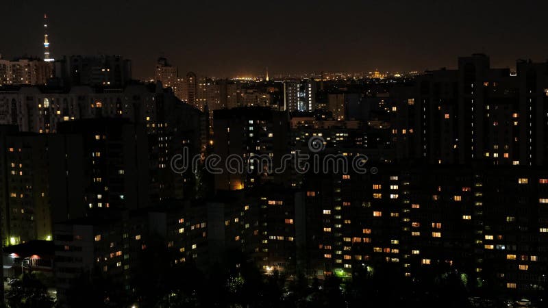 St Petersburg, Russie - 11 mai 2019 : Vue des maisons à plusiers étages de nuit Un bon nombre de lumières dans les fenêtres clips vidéos