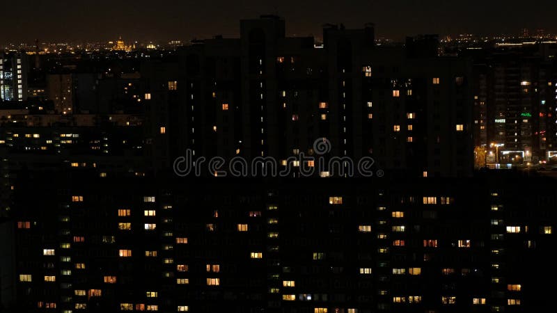 St Petersburg, Russie - 11 mai 2019 : Vue des maisons à plusiers étages de nuit Un bon nombre de lumières dans les fenêtres banque de vidéos