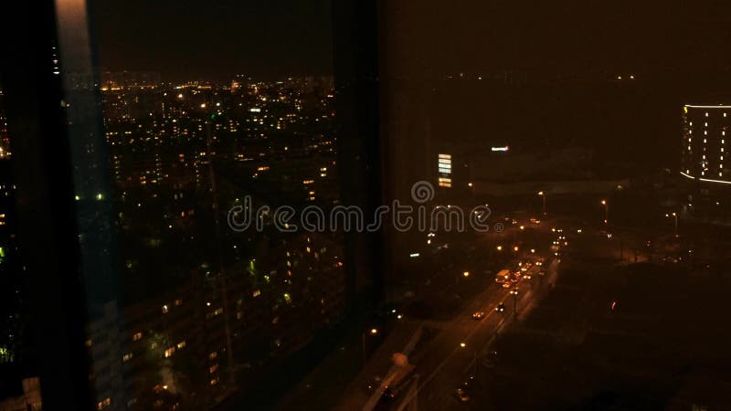 St Petersburg, Russie - 11 mai 2019 : Vue des maisons à plusiers étages de nuit Un bon nombre de lumières dans les fenêtres clips vidéos