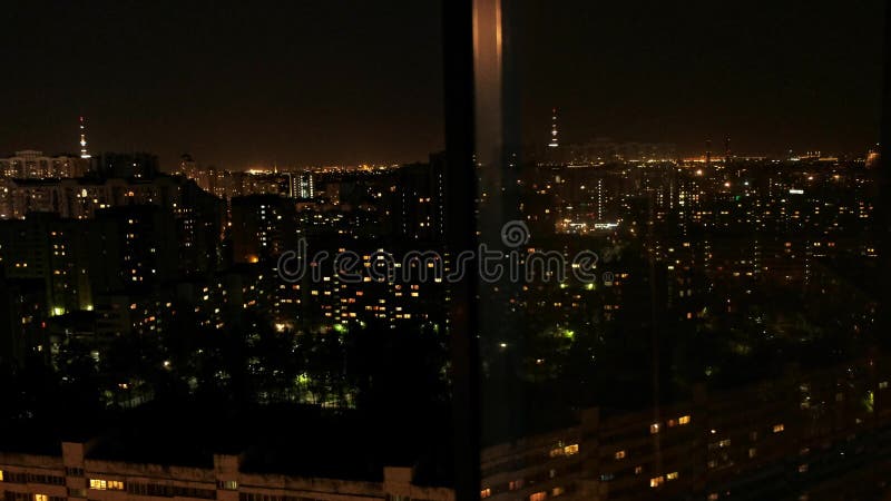 St Petersburg, Russie - 11 mai 2019 : Vue des maisons à plusiers étages de nuit Un bon nombre de lumières dans les fenêtres banque de vidéos