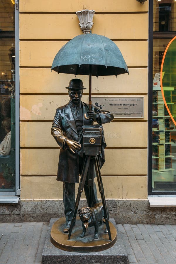 St Petersburg, Russie - VERS en juin 2017 : monument au photographe en Malaya Sadovaya Street à St Petersburg photos stock St Petersburg, Russie - VERS en juin 2017 : monument au photographe en Malaya Sadovaya Street à St Petersburg photos stock