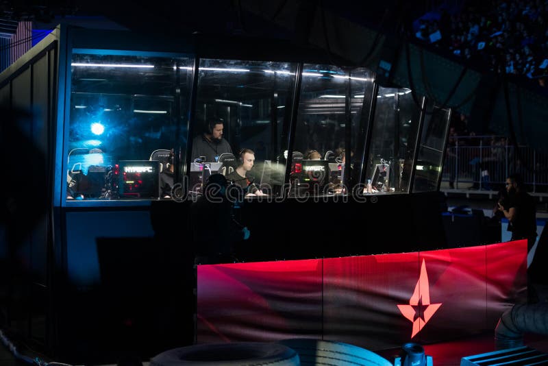 ST PETERSBURG, RUSSLAND - 29. OKTOBER 2017: EPIZENTRUM Zähler-Streik: Globales offensives Cybersportereignis Team Astralis lizenzfreie stockfotos ST PETERSBURG, RUSSLAND - 29. OKTOBER 2017: EPIZENTRUM Zähler-Streik: Globales offensives Cybersportereignis Team Astralis lizenzfreie stockfotos