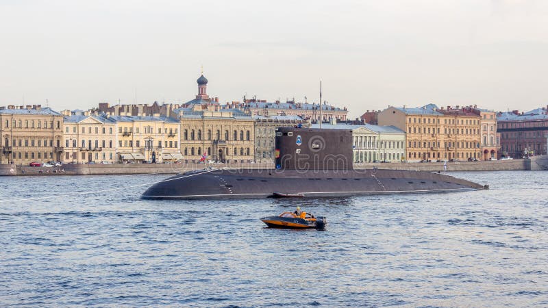 St Petersburg, Russland - 07/23/2018: Vorbereitung für die Marine- Parade - dieselelektrisches Unterwasser-` Dmitrov-` stockfoto St Petersburg, Russland - 07/23/2018: Vorbereitung für die Marine- Parade - dieselelektrisches Unterwasser-` Dmitrov-` stockfoto