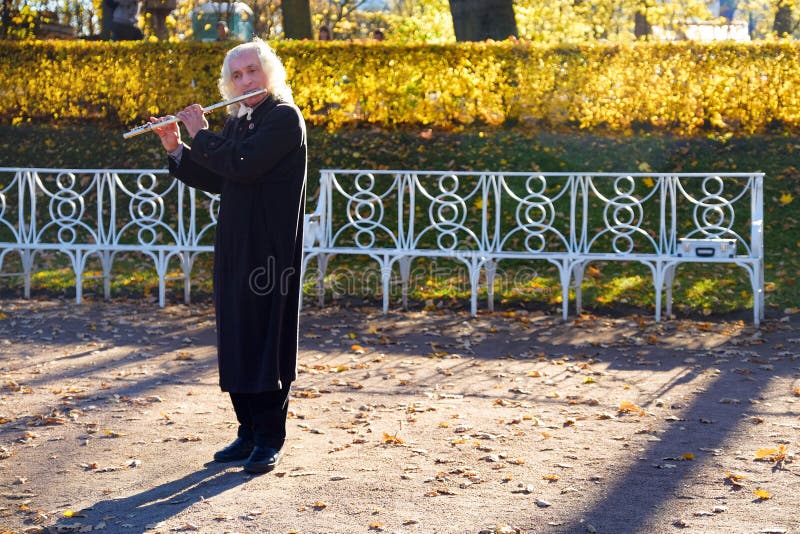 St Petersburg Ryssland 10 15 2018 Gatamusikern spelar flöjten royaltyfri bild St Petersburg Ryssland 10 15 2018 Gatamusikern spelar flöjten royaltyfri bild