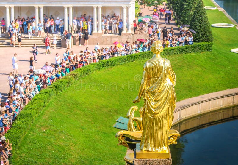 ST PETERSBURG RYSSLAND - JULI 28, 2018: Turister besökte Peterhof den storslagna kaskaden, St Petersburg, Ryssland arkivbild ST PETERSBURG RYSSLAND - JULI 28, 2018: Turister besökte Peterhof den storslagna kaskaden, St Petersburg, Ryssland arkivbild