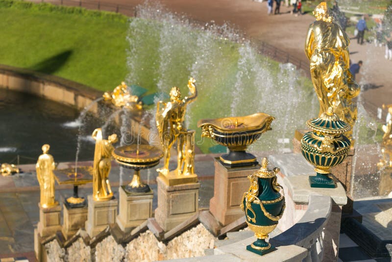 St Petersburg Ryssland - Juni 28, 2017: kaskad av springbrunnar i Peterhof i St Petersburg Petersburg arkivbilder St Petersburg Ryssland - Juni 28, 2017: kaskad av springbrunnar i Peterhof i St Petersburg Petersburg arkivbilder