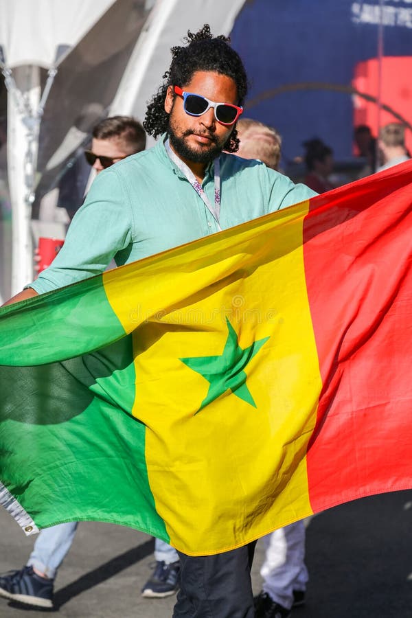 St Petersburg Ryssland - Juni 26, 2018: Supporterman av det Senegal medborgarefotbollslaget arkivfoton St Petersburg Ryssland - Juni 26, 2018: Supporterman av det Senegal medborgarefotbollslaget arkivfoton