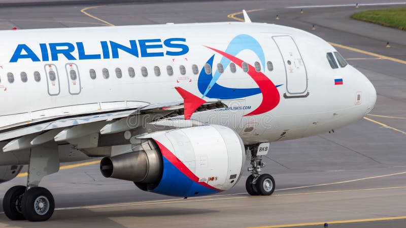 St Petersburg Ryssland - 08/16/2018: Spruta ut Ural Airlines för ` för trafikflygplanflygbussen A320 ` VP-BKB i den Pulkovo flygp arkivbilder St Petersburg Ryssland - 08/16/2018: Spruta ut Ural Airlines för ` för trafikflygplanflygbussen A320 ` VP-BKB i den Pulkovo flygp arkivbilder