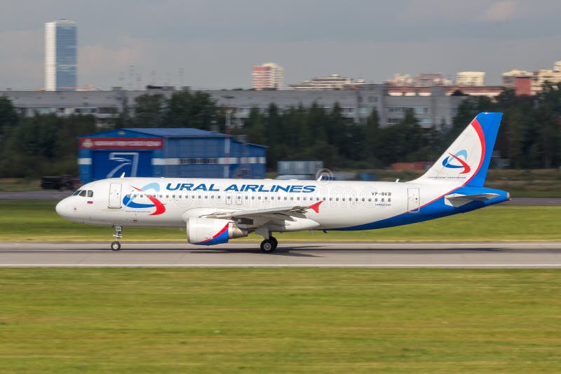 St Petersburg Ryssland - 08/16/2018: Spruta ut Ural Airlines för ` för trafikflygplanflygbussen A320 ` VP-BKB i den Pulkovo flygp royaltyfri foto St Petersburg Ryssland - 08/16/2018: Spruta ut Ural Airlines för ` för trafikflygplanflygbussen A320 ` VP-BKB i den Pulkovo flygp royaltyfri foto