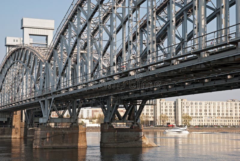St Petersburg Ryssland Vitt fartyg nära järnvägsbron fotografering för bildbyråer St Petersburg Ryssland Vitt fartyg nära järnvägsbron fotografering för bildbyråer