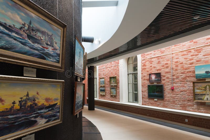 St Petersburg, Rússia - 2 de junho 2017 Exposição de pinturas marinhas no museu naval em casernas de Kryukov imagens de stock St Petersburg, Rússia - 2 de junho 2017 Exposição de pinturas marinhas no museu naval em casernas de Kryukov imagens de stock