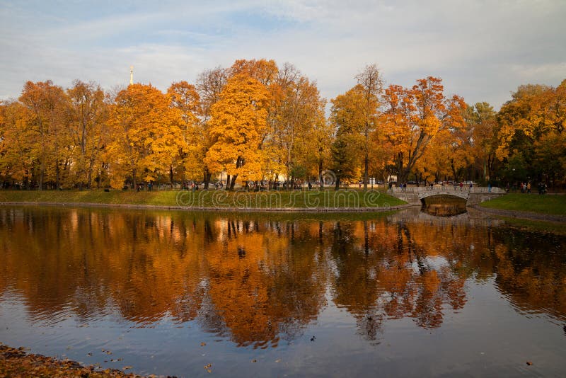St Petersburg, Rússia - Michael Garden Mikhaylovskiy Sad no por do sol fotos de stock St Petersburg, Rússia - Michael Garden Mikhaylovskiy Sad no por do sol fotos de stock