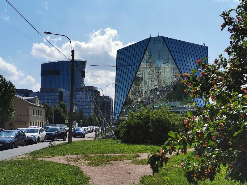 ST PETERSBURGO, RUSIA - junio de 2019: Vista de la plaza St Petersburg del centro de negocios en la avenida de Malookhtinsky imagen de archivo libre de regalías ST PETERSBURGO, RUSIA - junio de 2019: Vista de la plaza St Petersburg del centro de negocios en la avenida de Malookhtinsky imagen de archivo libre de regalías