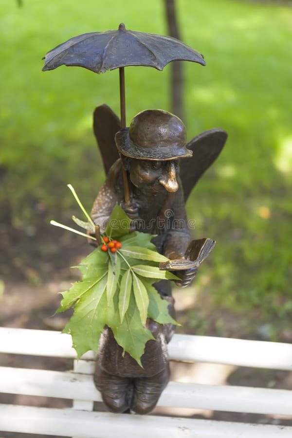 ST PETERSBURGO, RÚSSIA - 17 DE AGOSTO DE 2016: Foto do anjo de Petersburgo da escultura no jardim de Izmailovo imagens de stock ST PETERSBURGO, RÚSSIA - 17 DE AGOSTO DE 2016: Foto do anjo de Petersburgo da escultura no jardim de Izmailovo imagens de stock
