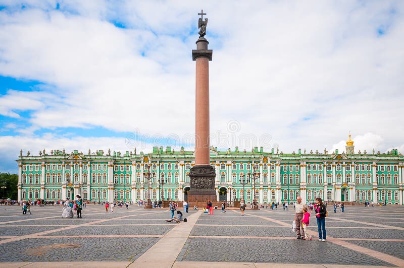 St PÉTERSBOURG, RUSSIE - 26 JUILLET 2015 : Alexander Column sur Pala photographie stock St PÉTERSBOURG, RUSSIE - 26 JUILLET 2015 : Alexander Column sur Pala photographie stock
