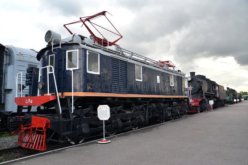 St Pétersbourg, Russie La locomotive électrique de cargaison de Ssm-14 coûte à la plate-forme image stock St Pétersbourg, Russie La locomotive électrique de cargaison de Ssm-14 coûte à la plate-forme image stock