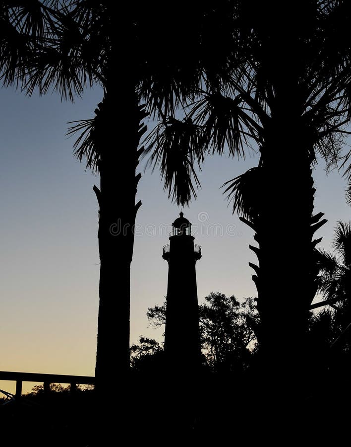 St Simons Island Lighthouse Between de Palmen stock afbeelding St Simons Island Lighthouse Between de Palmen stock afbeelding