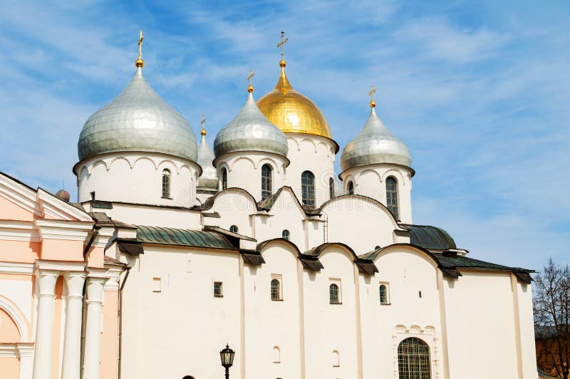 St Sophia Cathedral in Veliky Novgorod, Rusland Koepels van het oriëntatiepunt van Veliky Novgorod Rusland royalty-vrije stock fotografie St Sophia Cathedral in Veliky Novgorod, Rusland Koepels van het oriëntatiepunt van Veliky Novgorod Rusland royalty-vrije stock fotografie