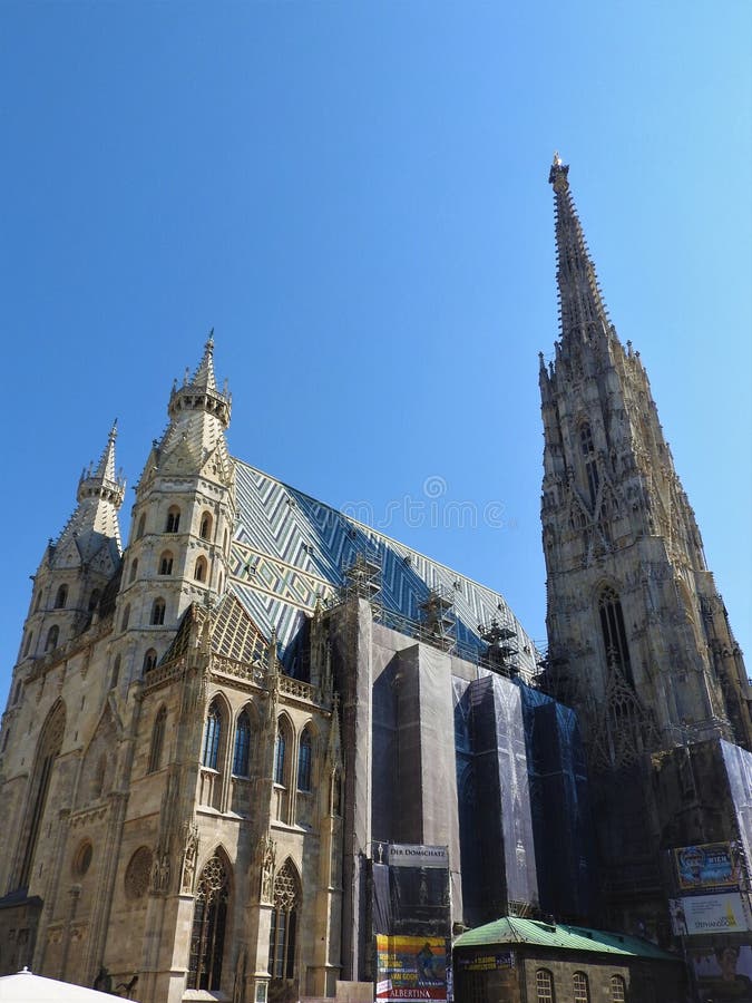 St Stephen ` s katedra w Wiedeń, Austria w pięknym jesień dniu zdjęcie royalty free St Stephen ` s katedra w Wiedeń, Austria w pięknym jesień dniu zdjęcie royalty free