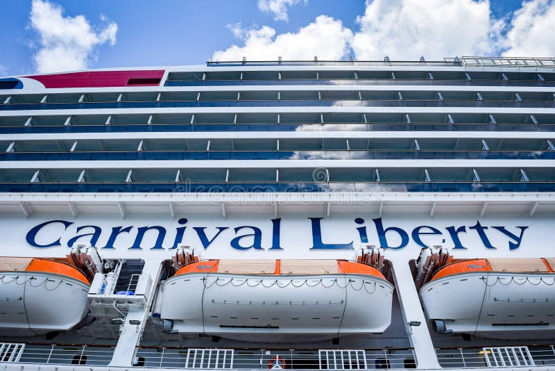 St Thomas, Îles Vierges américaines - 1er avril 2014 : Signage et canots de sauvetage sur le carnaval Liberty Cruise Ship images stock St Thomas, Îles Vierges américaines - 1er avril 2014 : Signage et canots de sauvetage sur le carnaval Liberty Cruise Ship images stock