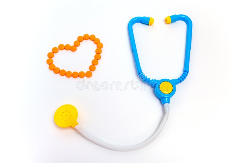 St?thoscope bleu d'isolement sur le fond blanc st?thoscope r?gl? d'argent de m?decine de mensonges de concept Jouets pour enfants photo stock St?thoscope bleu d'isolement sur le fond blanc st?thoscope r?gl? d'argent de m?decine de mensonges de concept Jouets pour enfants photo stock