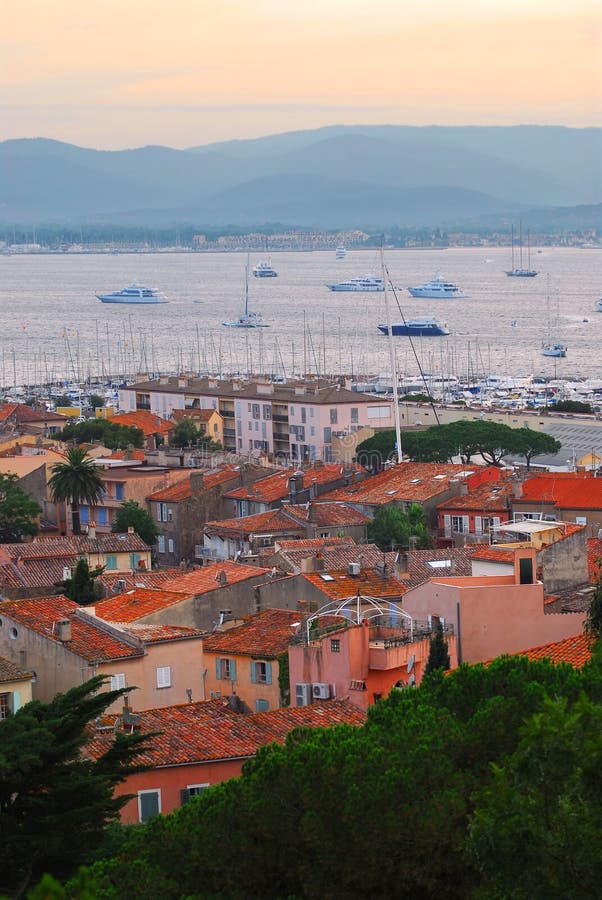 St.Tropez haven bij zonsondergang royalty-vrije stock afbeeldingen St.Tropez haven bij zonsondergang royalty-vrije stock afbeeldingen