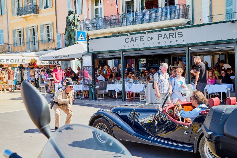 St Tropez, Франция - 22-ое сентября 2018: Улица в старой части города вполне туристов и полицейския стоковая фотография St Tropez, Франция - 22-ое сентября 2018: Улица в старой части города вполне туристов и полицейския стоковая фотография