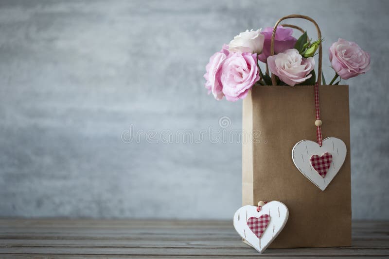 St.-Valentinsgruß-Tages-minimalistic Hintergrund mit Blumen