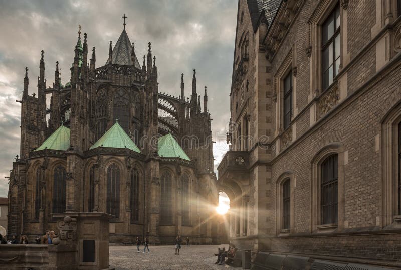 St Vitus Cathedral en puesta del sol del castillo de Praga fotografía de archivo libre de regalías St Vitus Cathedral en puesta del sol del castillo de Praga fotografía de archivo libre de regalías