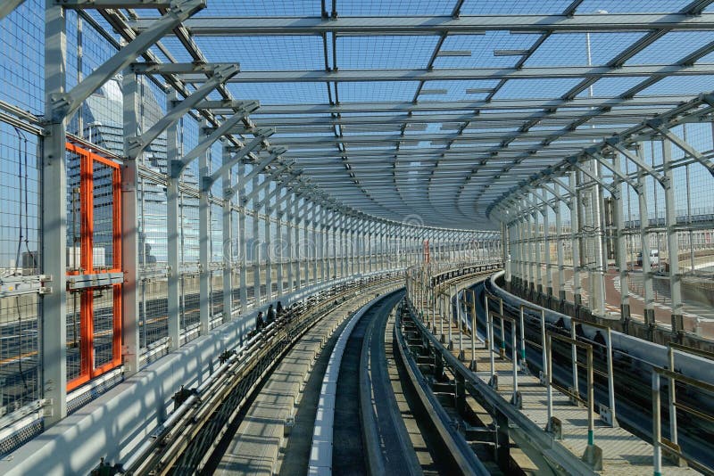 Staalbrug van de skytrainlijn in Tokyo, Japan stock foto Staalbrug van de skytrainlijn in Tokyo, Japan stock foto