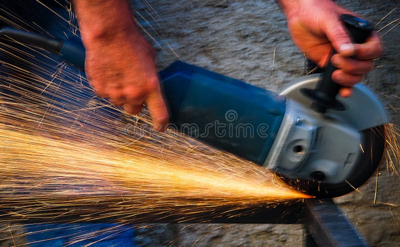 Staalwerker Voor Slijpen Van Metaal Met Een Hoekslijpmachine Stock Foto - Image techniek: