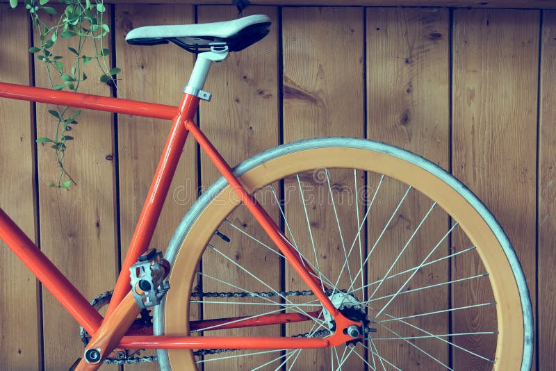 Staand vistuigfiets met houten muur, dicht omhooggaand beeld wordt geparkeerd dat royalty-vrije stock afbeelding Staand vistuigfiets met houten muur, dicht omhooggaand beeld wordt geparkeerd dat royalty-vrije stock afbeelding