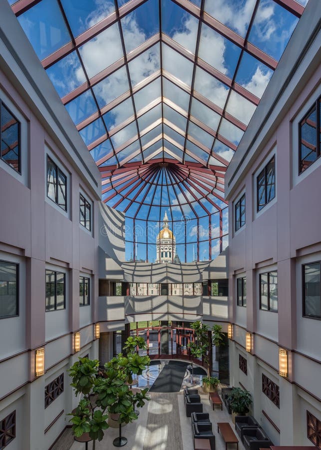 Staat Connecticut-Kapitol durch Glas