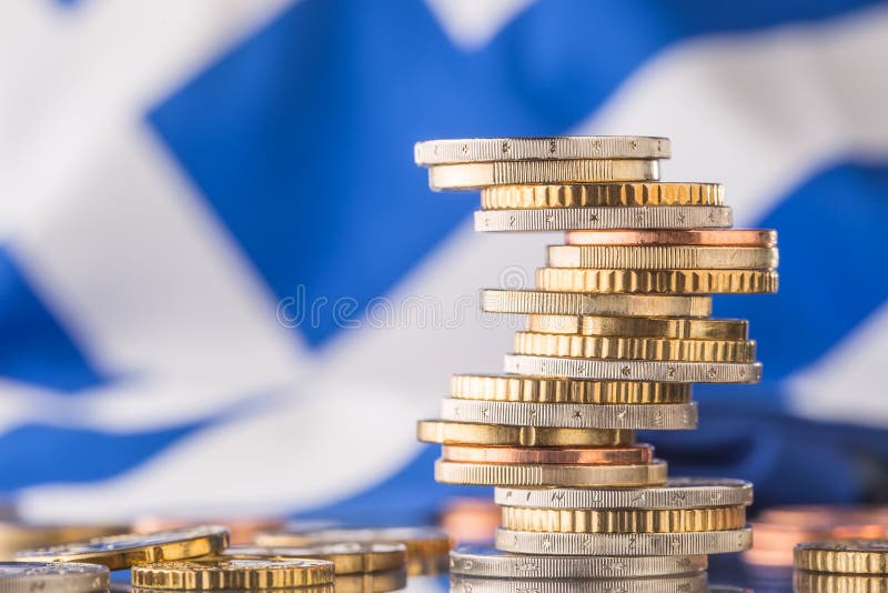 Staatsflagge von Griechenland und von Euromünzen - Konzept Stapel der Euromünzen EU stockfoto Staatsflagge von Griechenland und von Euromünzen - Konzept Stapel der Euromünzen EU stockfoto