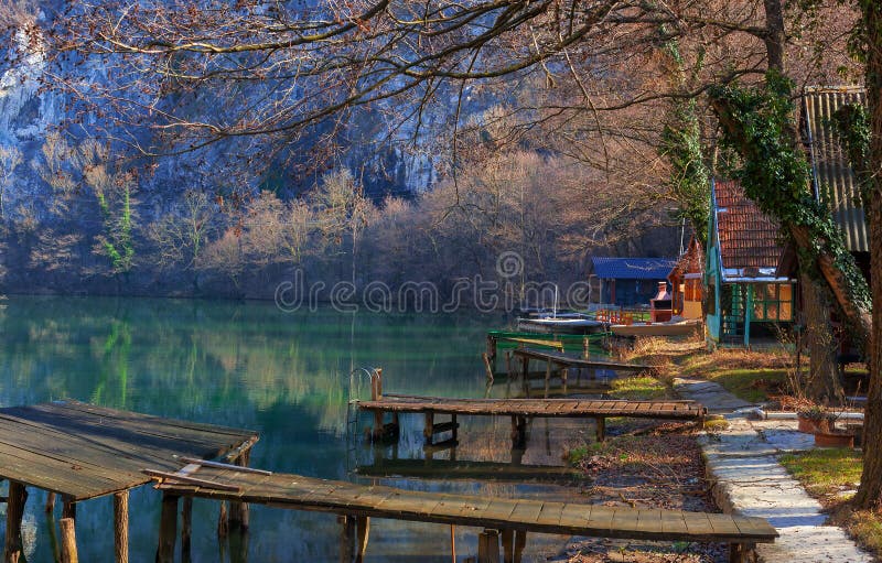 Stabilimento di fine settimana oltre al fiume fotografia stock Stabilimento di fine settimana oltre al fiume fotografia stock