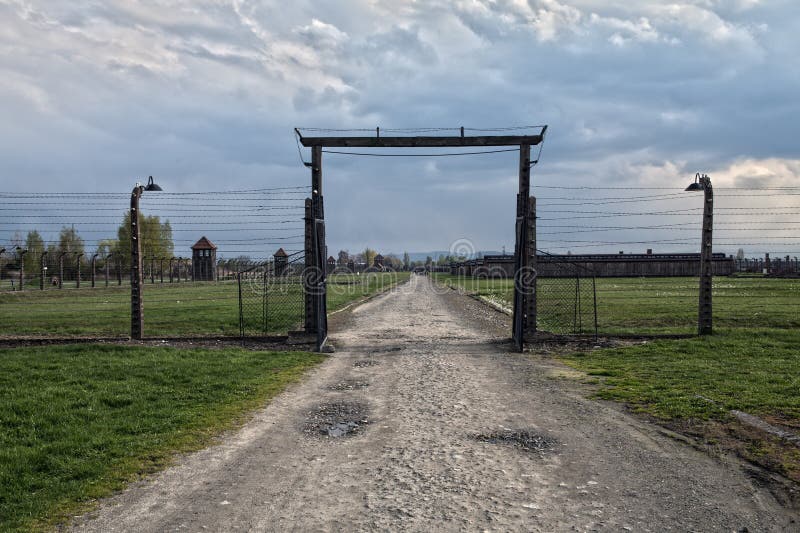 Stacheldraht und fance um ein Konzentrationslager Seiteneingang des Konzentrationslagers stockbild Stacheldraht und fance um ein Konzentrationslager Seiteneingang des Konzentrationslagers stockbild