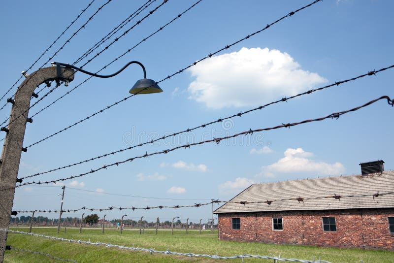 Stacheldraht und Kasernen im Auschwitz-Lager stockfotografie