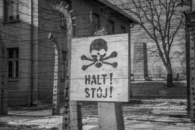 Stacheldrahtzäune in Auschwitz II-Birkenau stockfoto