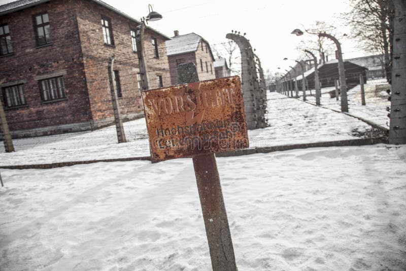 Stacheldrahtzäune in Auschwitz II-Birkenau stockfotos