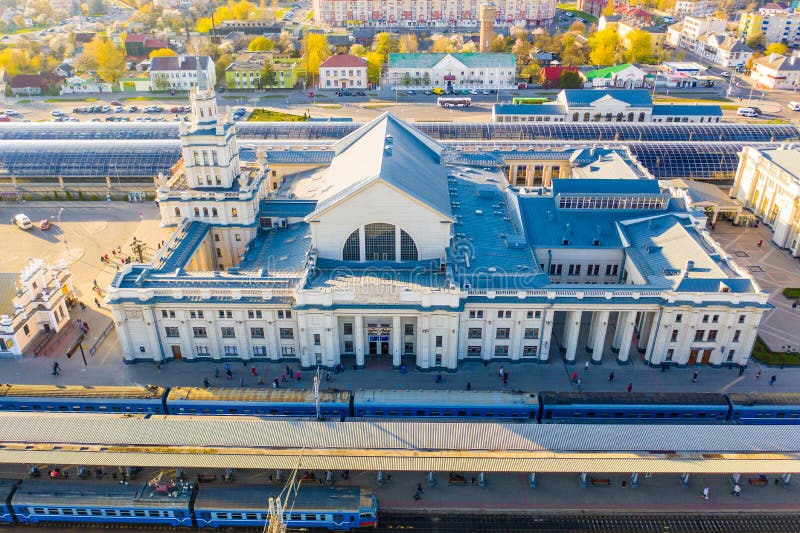 Stacja kolejowa budynek stoi blisko śladu widoku z lotu ptaka obrazy stock Stacja kolejowa budynek stoi blisko śladu widoku z lotu ptaka obrazy stock