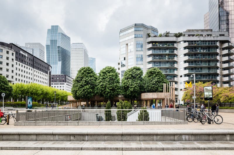 Stacja metra z parkiem rowerowym u podnóża budynków mieszkalnych w dzielnicy biznesowej Paris La Defence zdjęcia royalty free Stacja metra z parkiem rowerowym u podnóża budynków mieszkalnych w dzielnicy biznesowej Paris La Defence zdjęcia royalty free